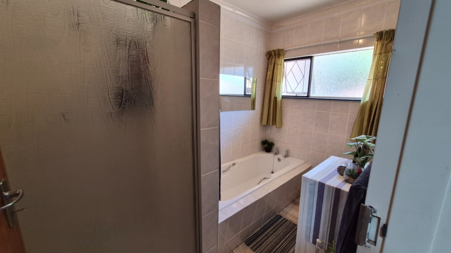 5 Bedroom Property for Sale in Fichardt Park Free State